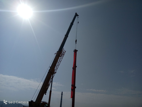 彬長生產(chǎn)服務(wù)中心二期廠房項(xiàng)目首根鋼柱實(shí)現(xiàn)成功吊裝