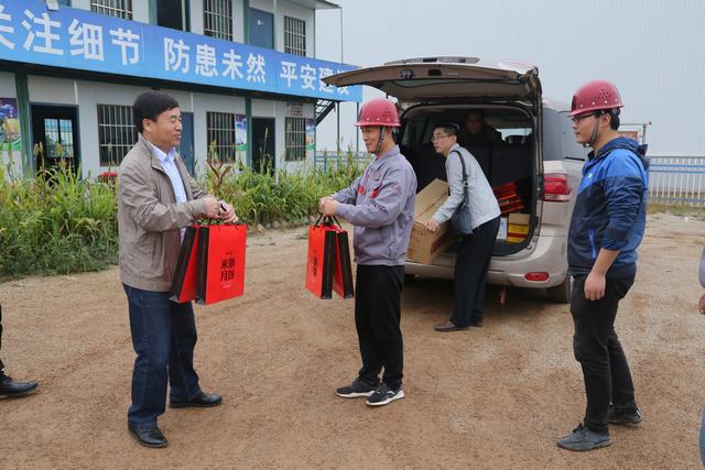 銅川分公司領導班子成員深入施工一線開展節(jié)日慰問