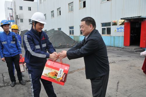 陜煤集團(tuán)總經(jīng)理助理、建設(shè)集團(tuán)聯(lián)合黨委書(shū)記、董事長(zhǎng)寧興剛一行節(jié)日期間深入洗選煤運(yùn)營(yíng)公司基層慰問(wèn)一線員工