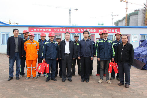 到一線，送祝福，鼓干勁