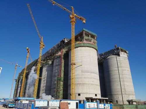 韓城分公司小保當(dāng)選煤廠塊煤倉（一標(biāo)段）、最終篩分車間工程順利封頂