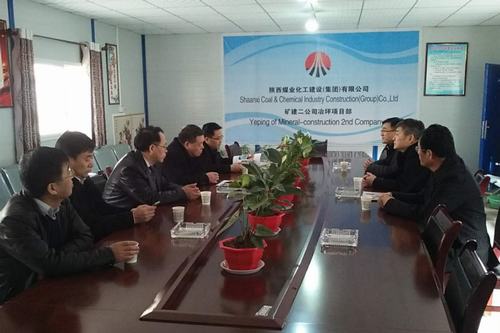 建設集團董事長寧興剛、副總經(jīng)理王明智蒞臨出席冶坪煤礦副井風井貫通慶典儀式