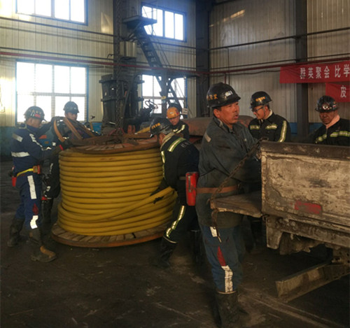 機(jī)電安裝公司檸條塔項(xiàng)目部電纜敷設(shè)進(jìn)行時(shí)