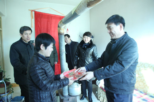  心系困難職工，情暖困難黨員