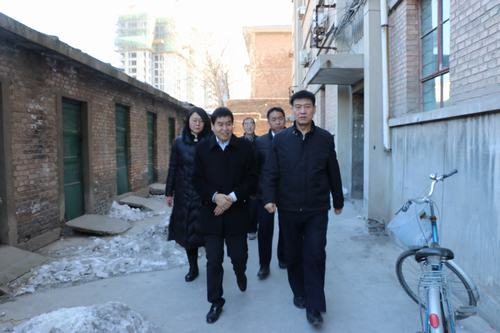 建設(shè)集團聯(lián)合黨委副書記、紀委書記、工會主席侯本英一行慰問澄合分公司困難職工