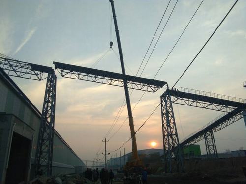 銅煤公司承建的美鑫氧化鋁1#、2#倉(cāng)庫(kù)工程桁架成功實(shí)現(xiàn)合攏施工