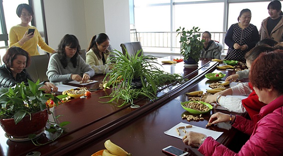 流光溢彩，情暖三?八