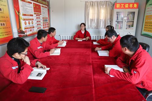 礦建二公司小保當(dāng)三項(xiàng)目部“讀書角”成為職工學(xué)習(xí)“充電站”