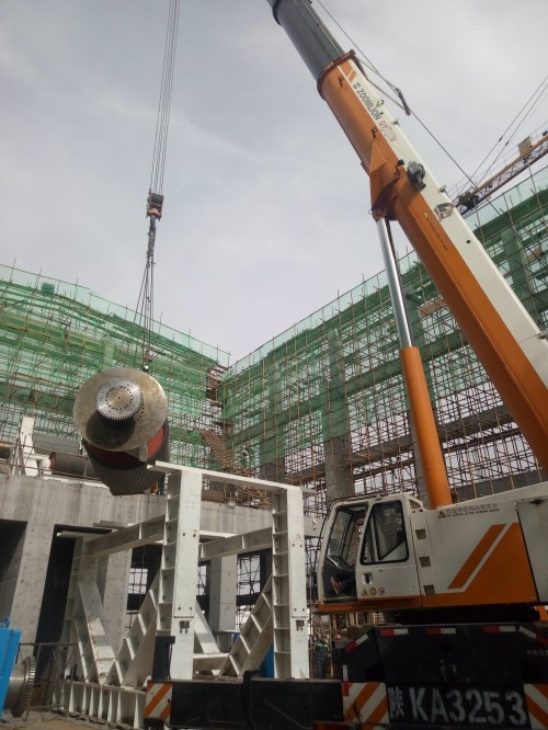 機(jī)電安裝公司承建的小保當(dāng)一號(hào)煤礦主斜井帶式輸送機(jī)配電、控制及機(jī)械設(shè)備安裝如火如荼