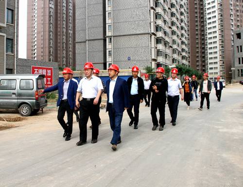 寧興剛、王明智一行深入銅煤1#、2#住宅小區(qū)施工現(xiàn)場(chǎng)調(diào)研指導(dǎo)工作