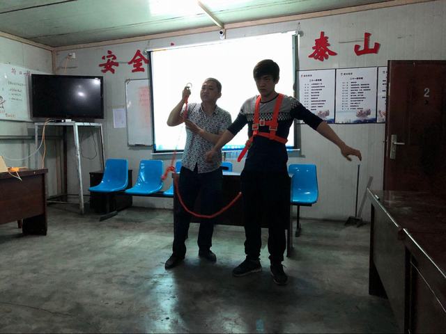 陜煤建設掘進公司北翼項目部現(xiàn)身說教加強高空作業(yè)過程控制