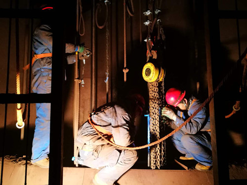 陜煤建設(shè)機(jī)電安裝公司酒鋼項(xiàng)目部“快、準(zhǔn)、穩(wěn)”調(diào)試罐籠記