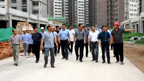 銅川礦業(yè)公司領(lǐng)導(dǎo)深入銅煤1#、2#小區(qū)施工現(xiàn)場調(diào)研指導(dǎo)項目建設(shè)工作