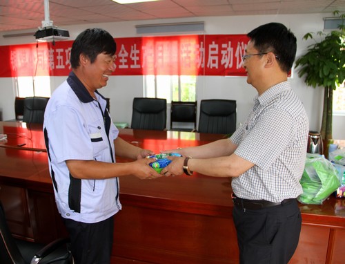 炎炎夏日送清涼 濃濃情意沁心中