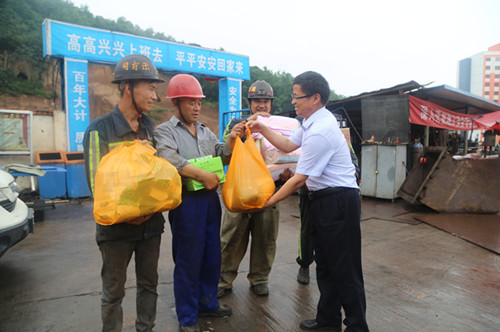 炎夏送清涼    關(guān)懷入心田