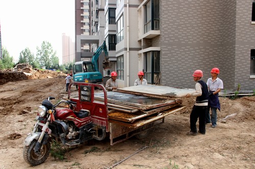 炎炎夏日，擋不住他們火一樣的工作熱情