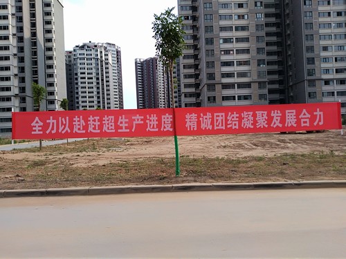 冒高溫 戰(zhàn)酷暑，他們始終在堅(jiān)守