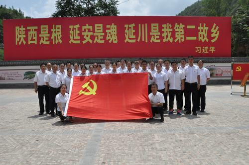 走進(jìn)梁家河 踏尋初心路