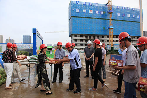 集團(tuán)工會(huì)副主席楊永紅看望慰問施工一線員工