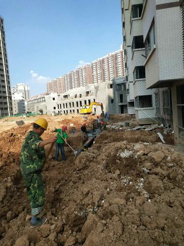 他們?yōu)樵賱?chuàng)銅煤新輝煌戰(zhàn)高溫、斗酷暑