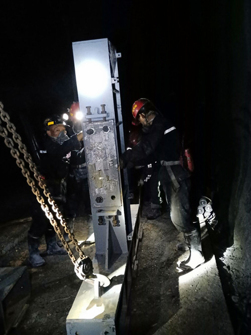 陜煤建設(shè)機(jī)電安裝公司承建沙梁井下大巷皮帶安裝熱火朝天