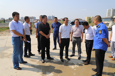 漢中市漢臺區(qū)委書記鄭永濤視察陜煤建設(shè)漢中公司承建的金華路項目