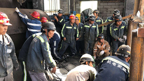 陜煤建設(shè)機(jī)電安裝公司:24小時“激戰(zhàn)”更換曹家灘1001膠帶