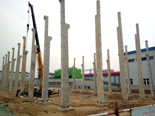 陜煤建設(shè)銅川分公司:鋁鎂合金項(xiàng)目抬包車間預(yù)制柱順利吊裝