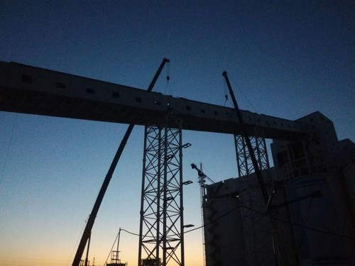 陜煤建設(shè)中煤公司:曹家灘礦業(yè)4#驅(qū)動機房至塊煤倉帶式輸送機棧橋鋼桁架吊裝作業(yè)圓滿結(jié)束