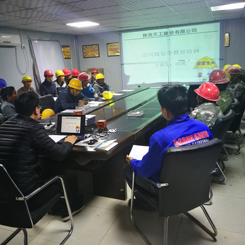 陜煤建設(shè)天工公司送安全生產(chǎn)知識(shí)到一線(xiàn)