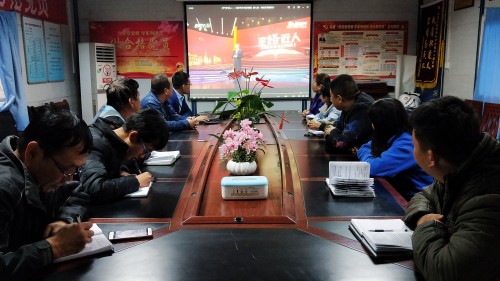 陜煤建設(shè)澄合分公司第十一項(xiàng)目部組織職工觀看《平“語(yǔ)”近人—習(xí)近平總書記用典》