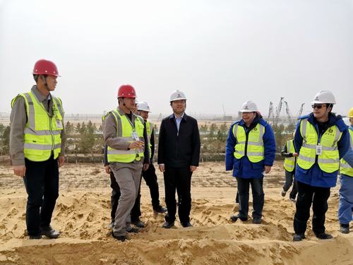 榆林化學公司執(zhí)行董事宋世杰一行蒞臨陜煤建設銅煤公司煤炭分質利用制化工新材料示范項目廠前區(qū)土方平整項目現場檢查指導工作