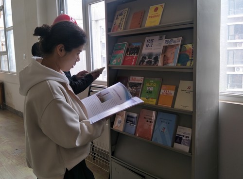 陜煤建設(shè)銅煤公司工會開展“送知識到一線” 贈書活動(dòng)