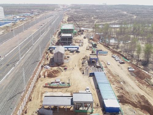 陜煤建設(shè)銅煤公司承建的靖神鐵路項目小保當(dāng)車站所有單項工程封頂