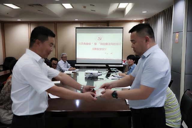 亮身份，陜煤建設(shè)路橋分公司黨員干部在行動(dòng)！