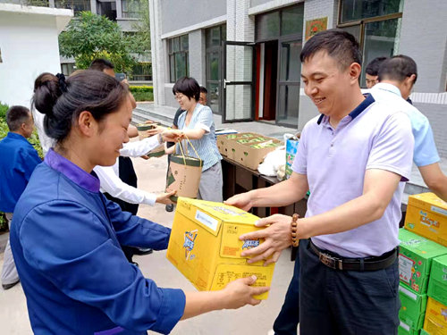 陜煤建設公司：高溫慰問送清涼，防暑降溫暖人心