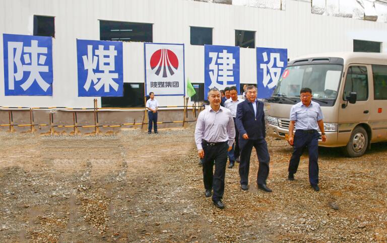 陜西省國(guó)資委黨委書(shū)記鄒展業(yè)、黨委副書(shū)記郁偉、陜煤集團(tuán)黨委書(shū)記、董事長(zhǎng)楊照乾一行慰問(wèn)陜煤建設(shè)天工公司項(xiàng)目部