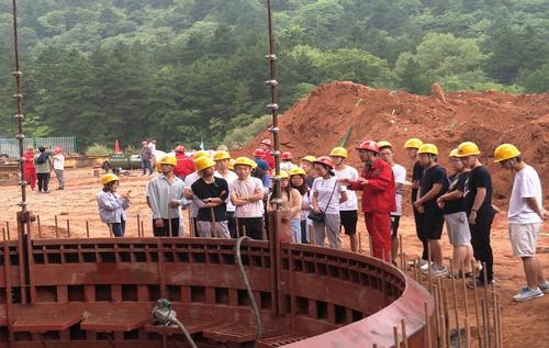 西安科技大學(xué)師生走進(jìn)陜煤建設(shè)礦建二公司建莊項目部觀摩