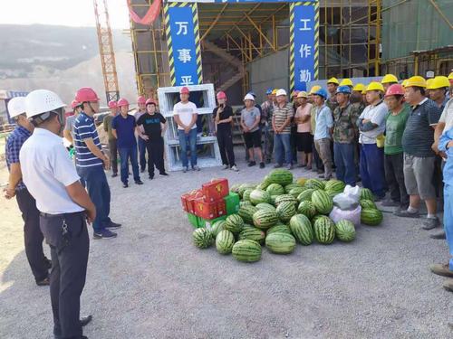 陜西環(huán)保固體廢物處置利用有限公司深入銅煤公司承建的固廢預處理項目開展“送清涼”活動