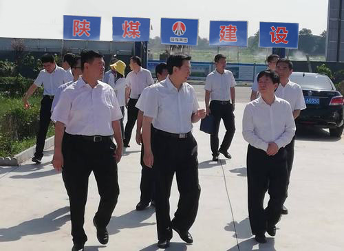 陜西省委常委、省委政法委書(shū)記莊長(zhǎng)興一行深入陜煤建設(shè)渭南分公司南京金龍電動(dòng)車(chē)項(xiàng)目開(kāi)展調(diào)研