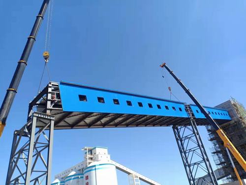 陜煤建設(shè)韓城分公司神木燕家塔項(xiàng)目產(chǎn)品倉(cāng)至1號(hào)轉(zhuǎn)載點(diǎn)棧橋順利吊裝完成