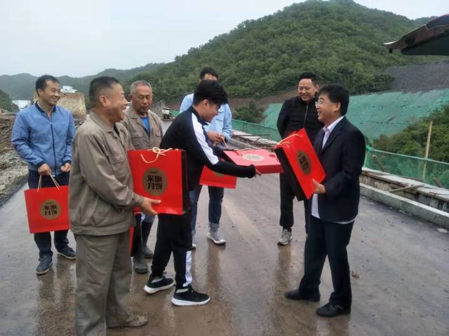 陜煤建設(shè)銅川公司“中秋”慰問送祝福