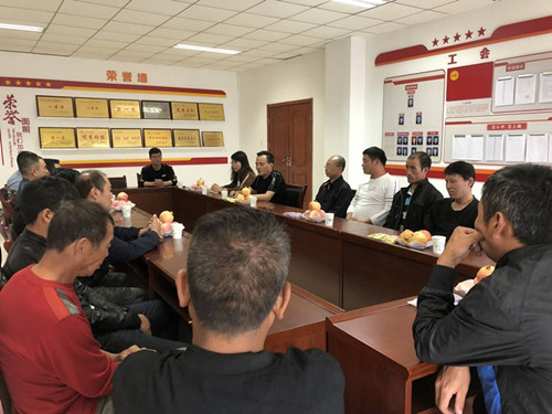 陜煤建設(shè)機(jī)電安裝公司領(lǐng)導(dǎo)中秋佳節(jié)走訪慰問一線職工