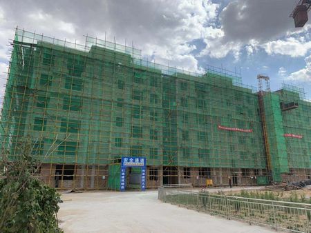 陜煤建設天工公司土建十七部承建的小保當管理及技術人員1#、2#公寓樓順利封頂