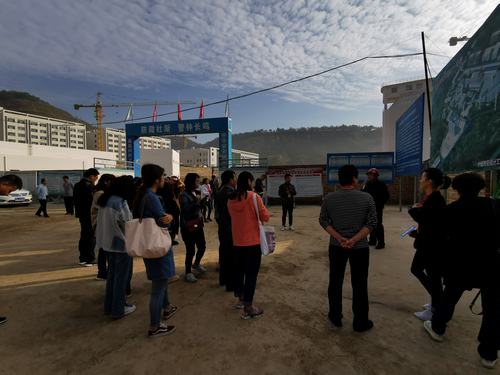 “新中國(guó)從這里走來(lái)”網(wǎng)絡(luò)主題活動(dòng)媒體團(tuán)走進(jìn)陜煤建設(shè)礦建二公司車(chē)村項(xiàng)目部