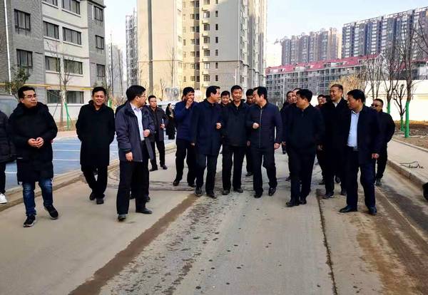 銅川礦業(yè)公司黨委書記、執(zhí)行董事劉水利一行蒞臨銅煤1#、2#住宅小區(qū)現(xiàn)場調(diào)研指導(dǎo)工作