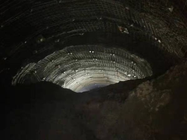 陜煤建設礦建二公司小保當二號煤礦2-2煤回風大巷（二）工程（南段）順利貫通