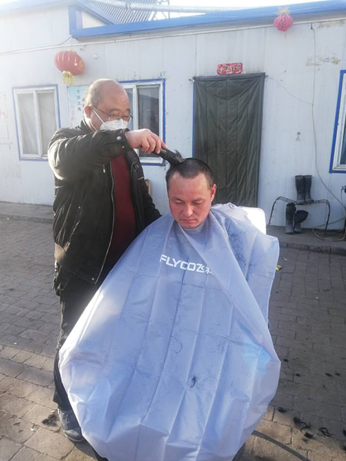 陜煤建設機電安裝公司小保當項目部關(guān)愛職工從“頭”開始