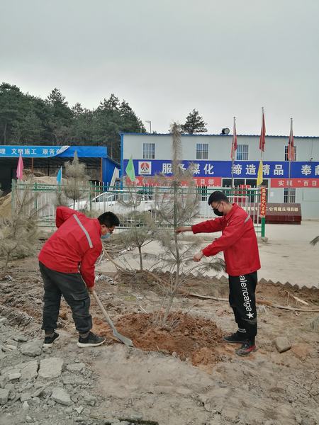 陜煤建設(shè)礦建二公司建莊項(xiàng)目部開展“植樹抗疫、青年先行”植樹活動(dòng)