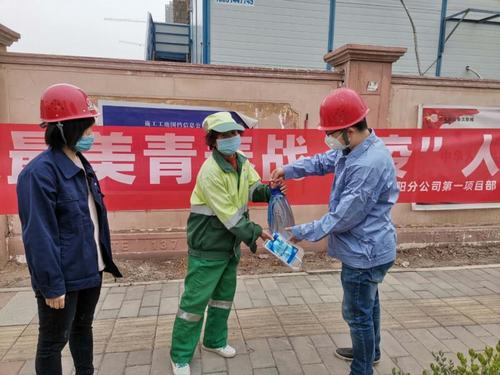 學(xué)雷鋒、展風(fēng)采，爭做最美青年“戰(zhàn)疫人”